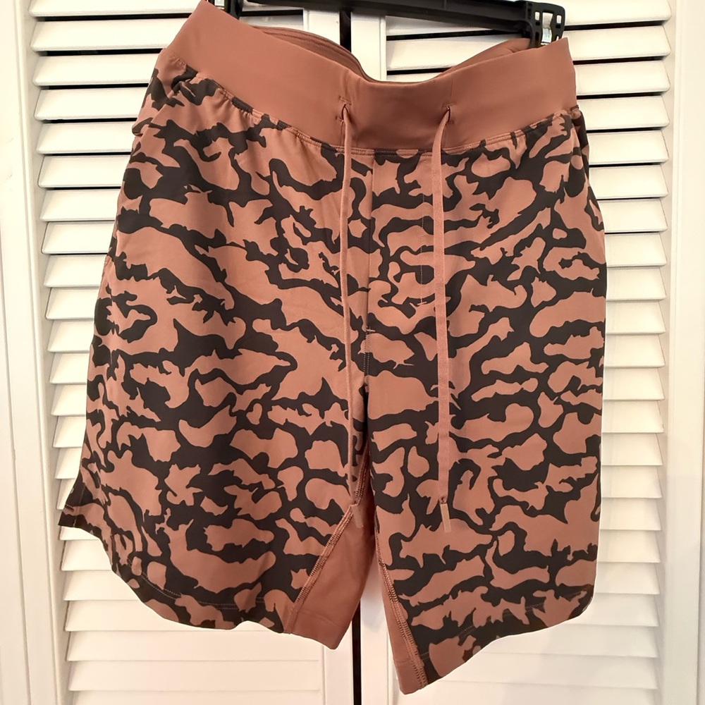 Lululemon T.H.E. Short unlined 9" with a brown camouflage pattern size S